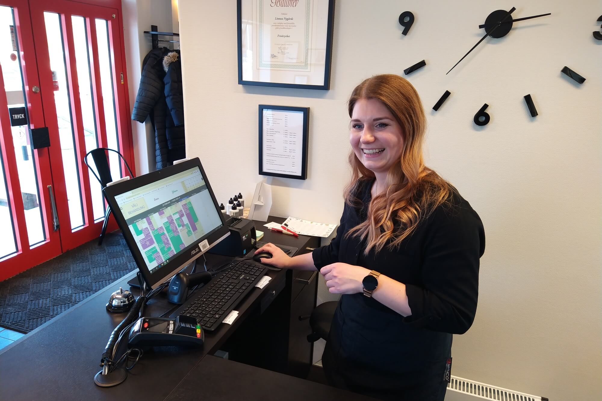 \- Kunderna tycker att det är lätt och att det känns tryggt när de får ett pling i mobilen direkt vid bokningen.
