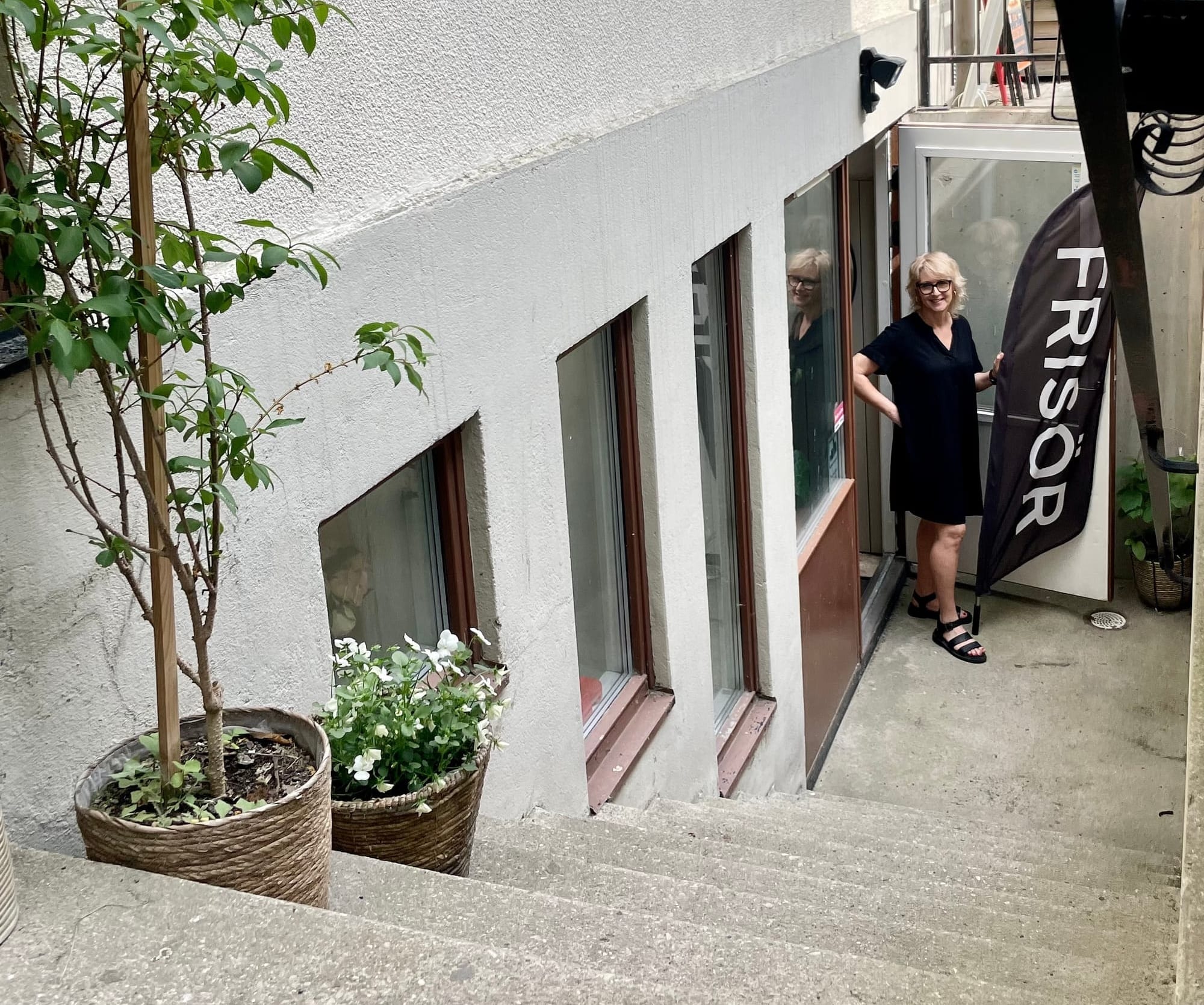 Kunderna tar trappan ner från cityläget till lugnet hos Östers Hårstudio