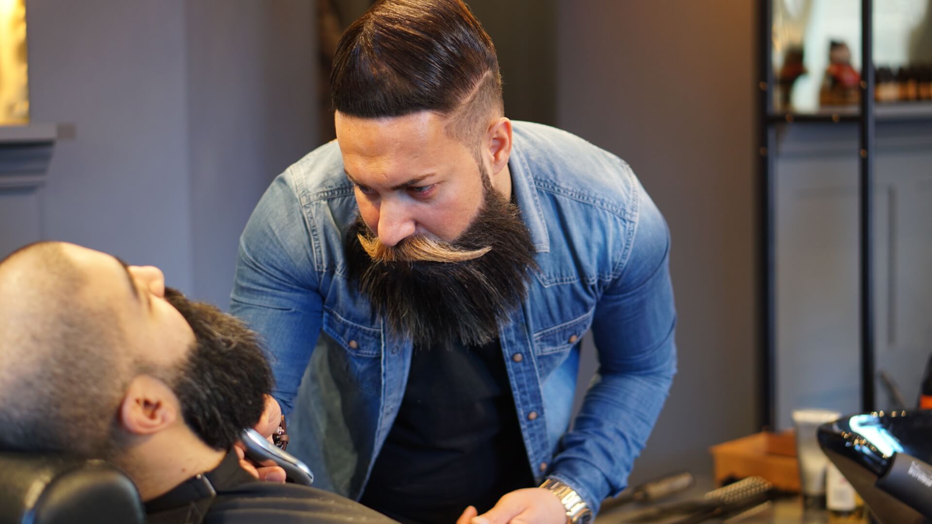 Siavash: \- Idag bokar faktiskt 90% själv online via appen och det går hur bra som helst.