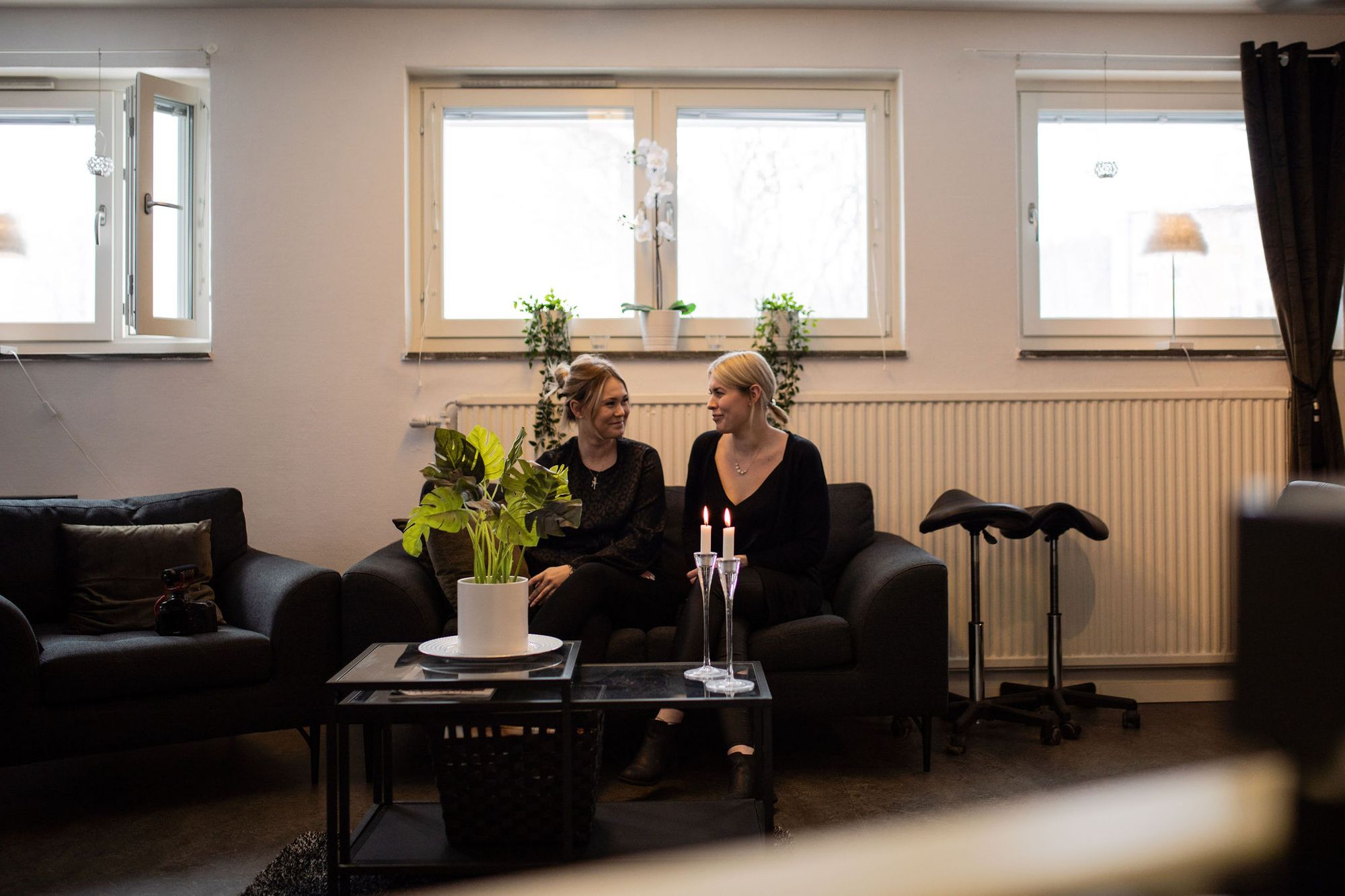 Levande ljus är en viktig detalj för Lilla Timrås Salong - Amanda & Ida. Fotograf: Johanna Glamsjö.